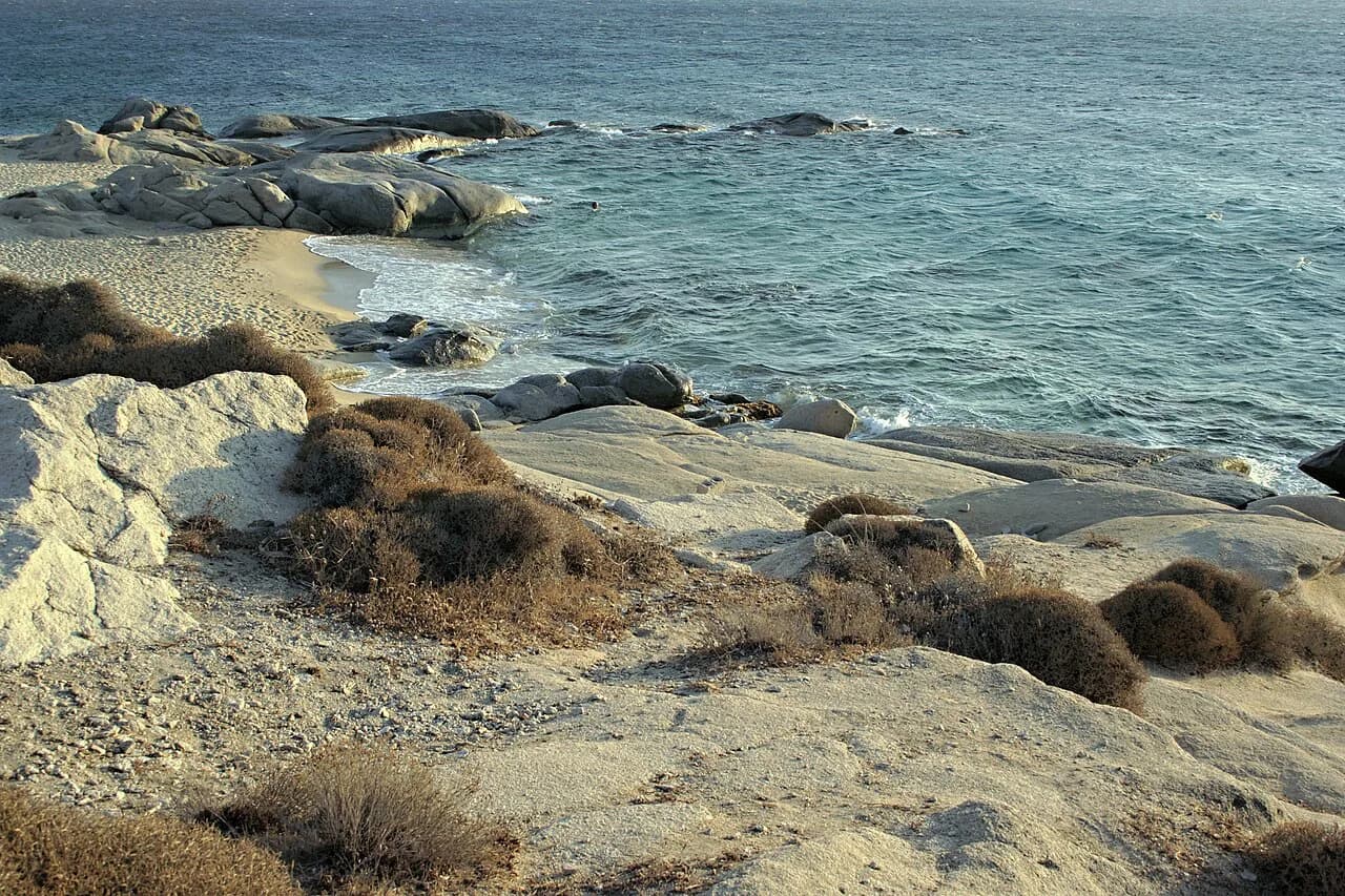 Agia Anna Beach, Naxos: Sand, Buses and Beach Bars