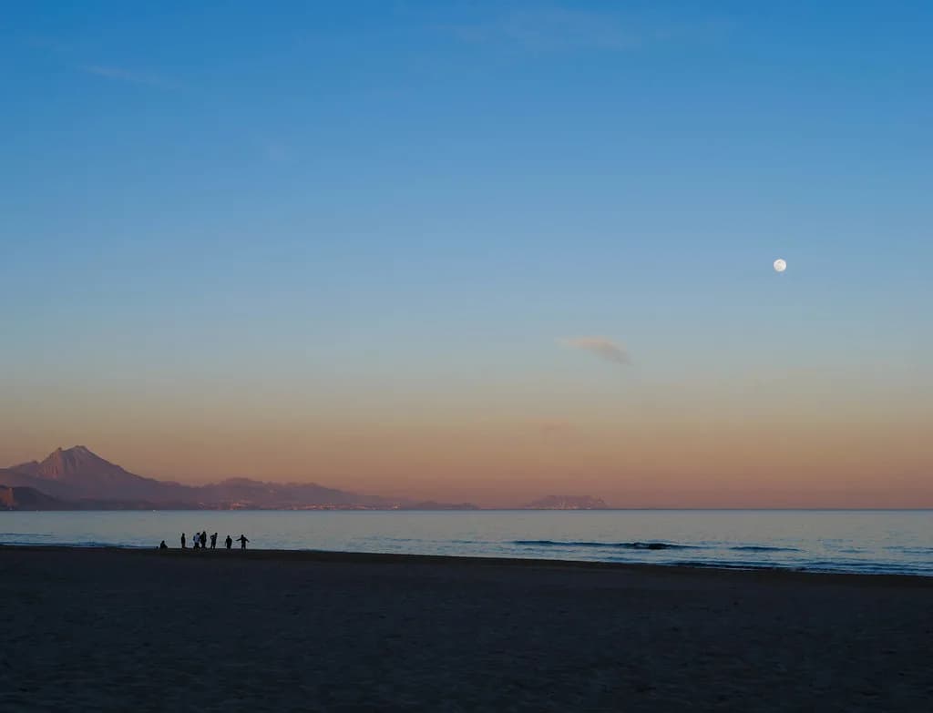 Alicante Beach Clubs: Where to Book a Sunbed Day