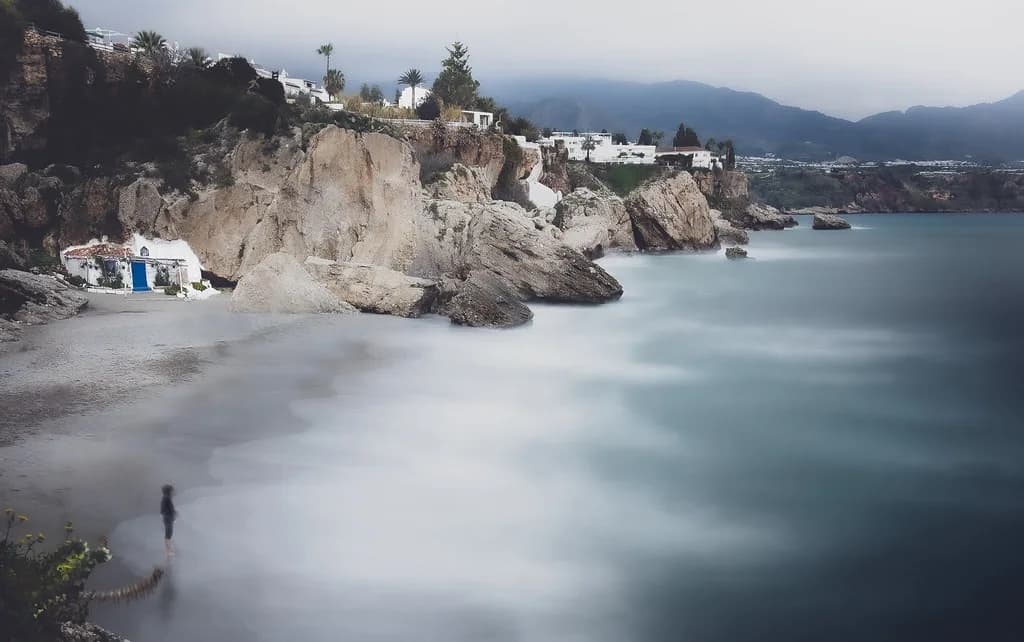 Calahonda Beach, Nerja: Sand, Access and What to Expect