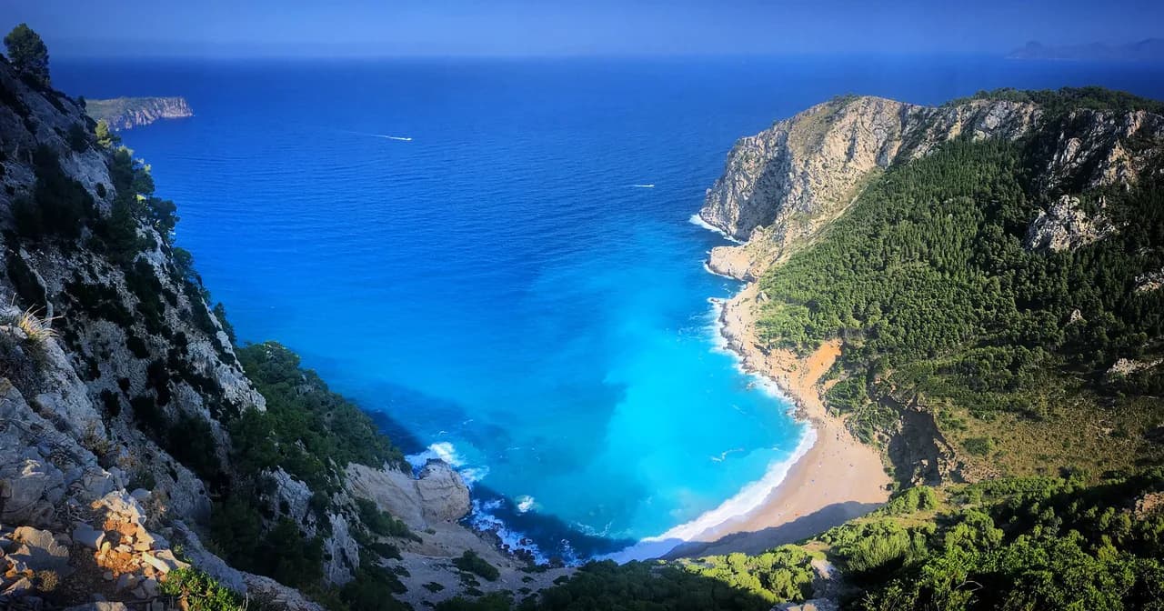 Coll Baix, Alcúdia: Mallorca's Wild Shingle Cove