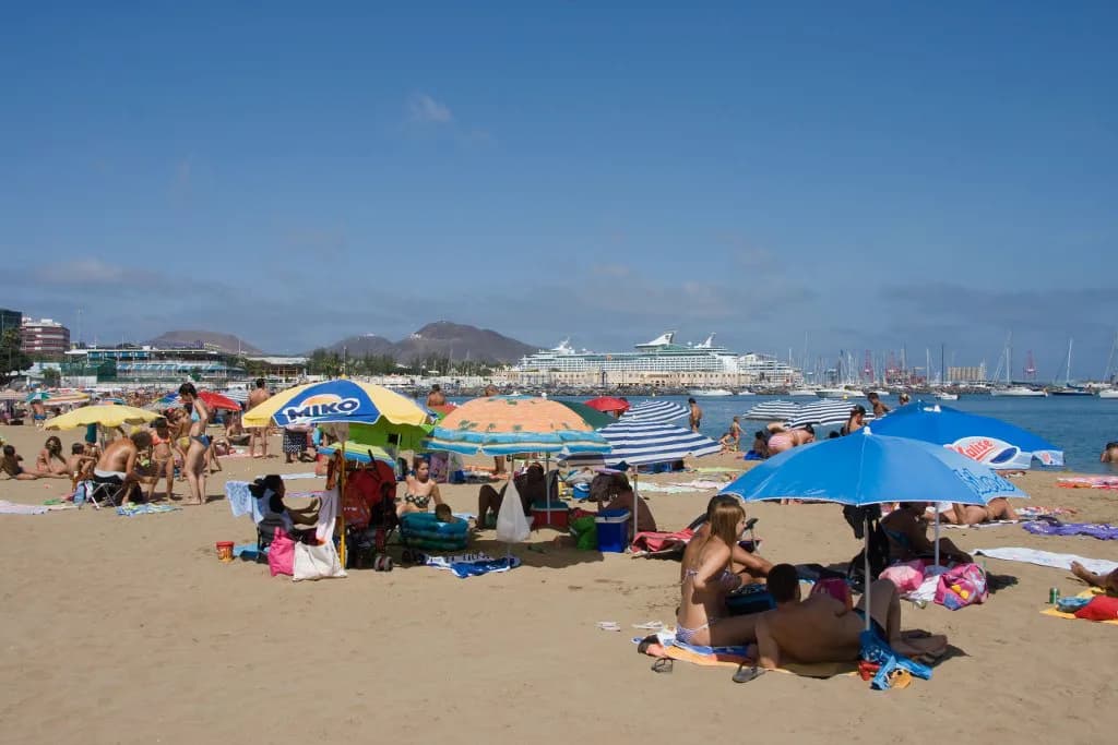 Las Alcaravaneras Beach Guide: Las Palmas' City Beach