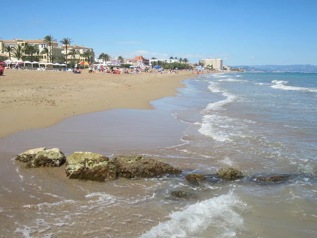 Las Marinas, Dénia: Beach Guide for Families and Swimmers