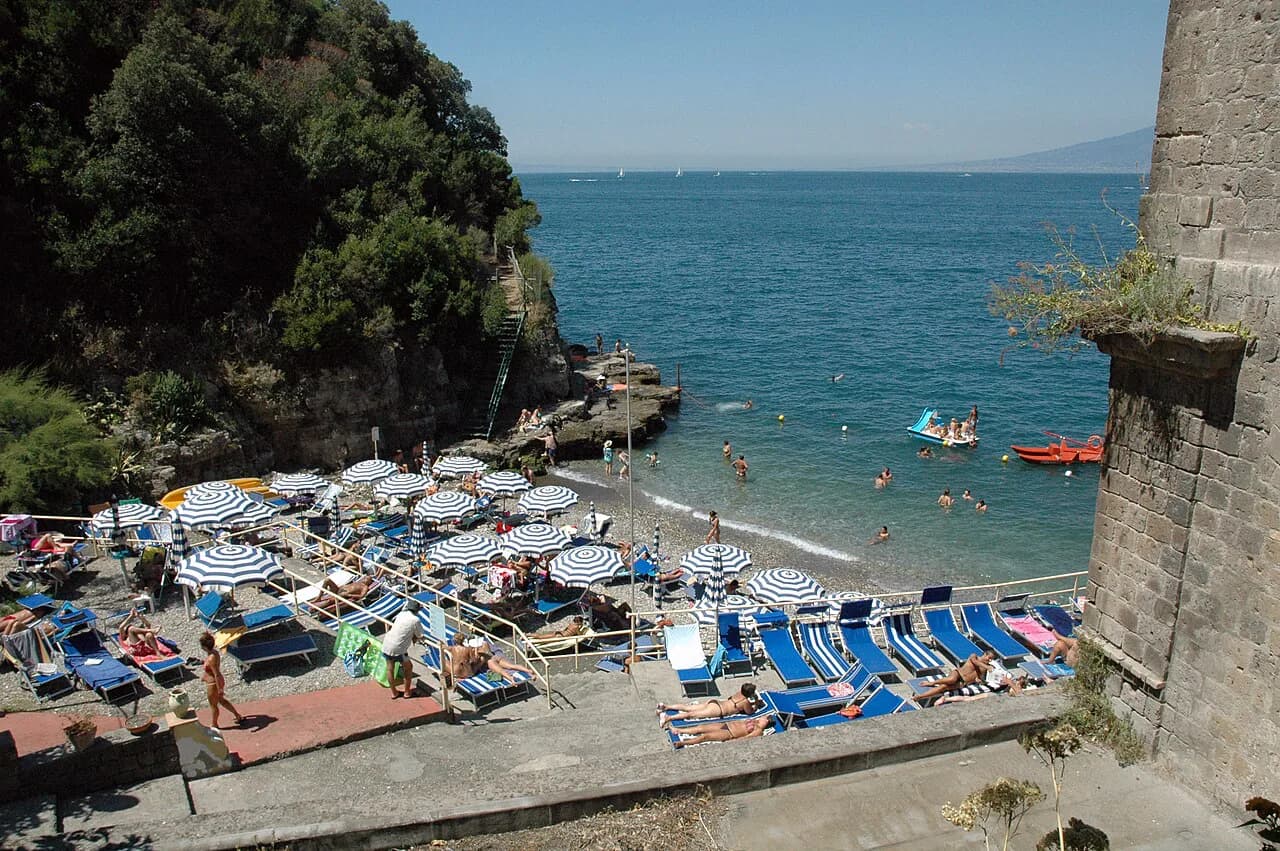 Meta di Sorrento Beach Guide: Alimuri and Resegone Sands