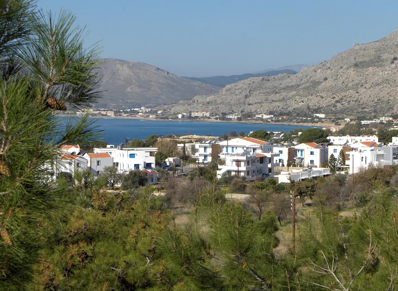 Pefkos Beach, Rhodes: Sand, Access and Nearby Coves