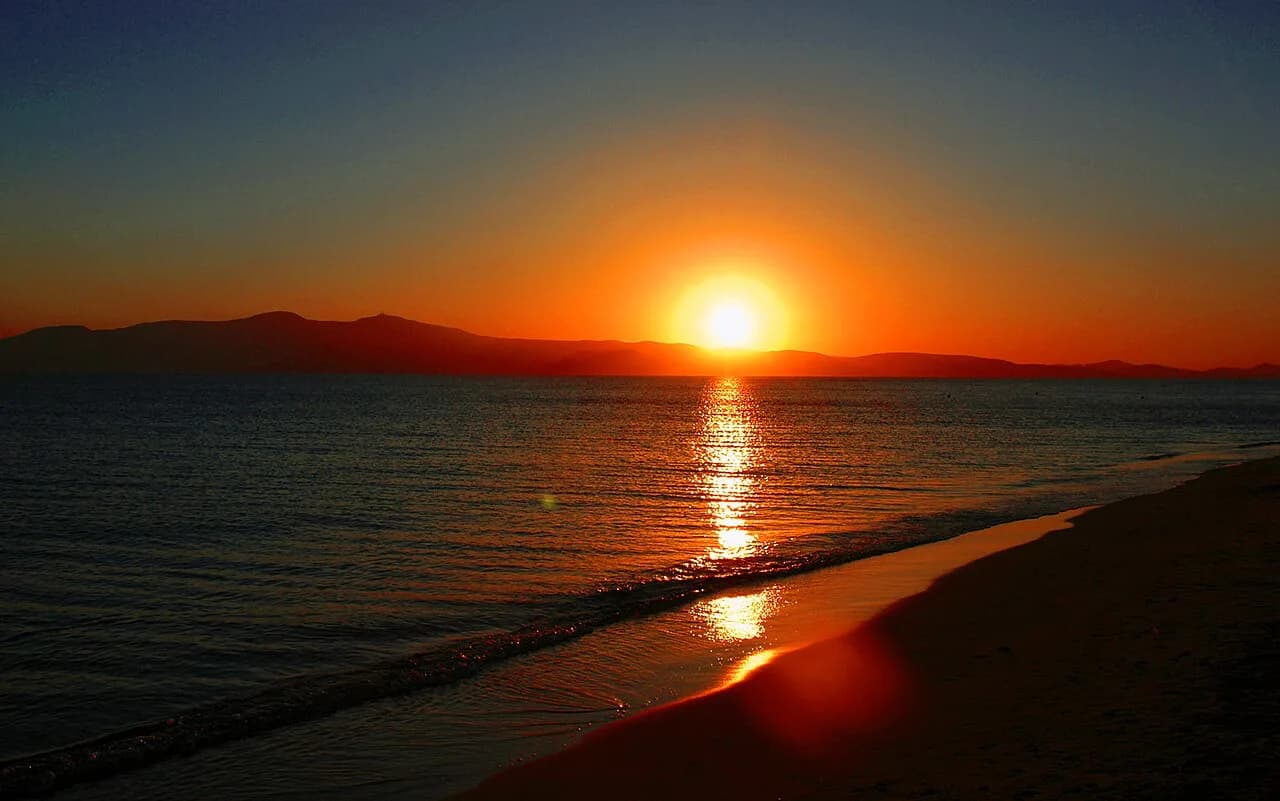 Plaka Beach, Naxos: Sand, Access and When to Go