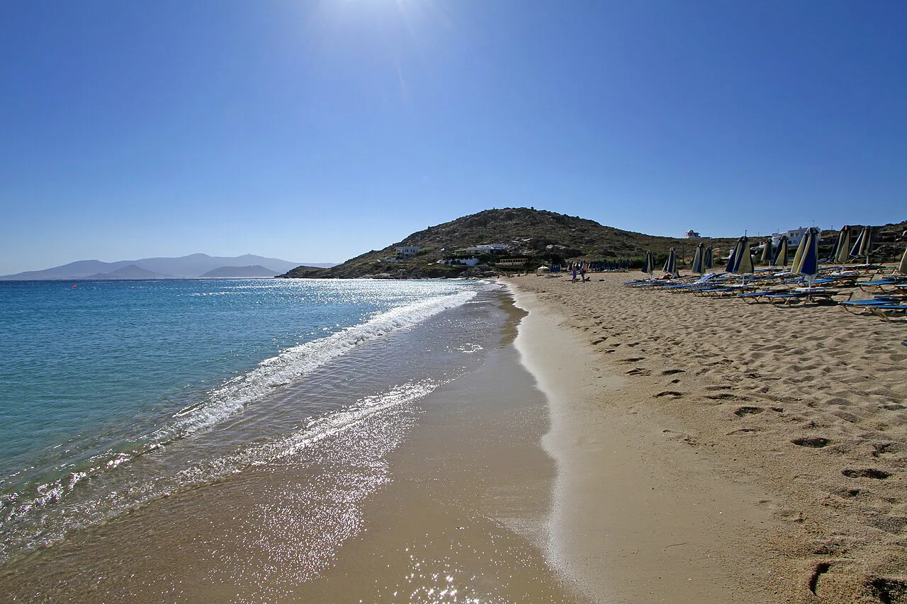 Spiaggia di Agios Prokopios, guardando verso l'isola di Paros - panoramio, Naxos