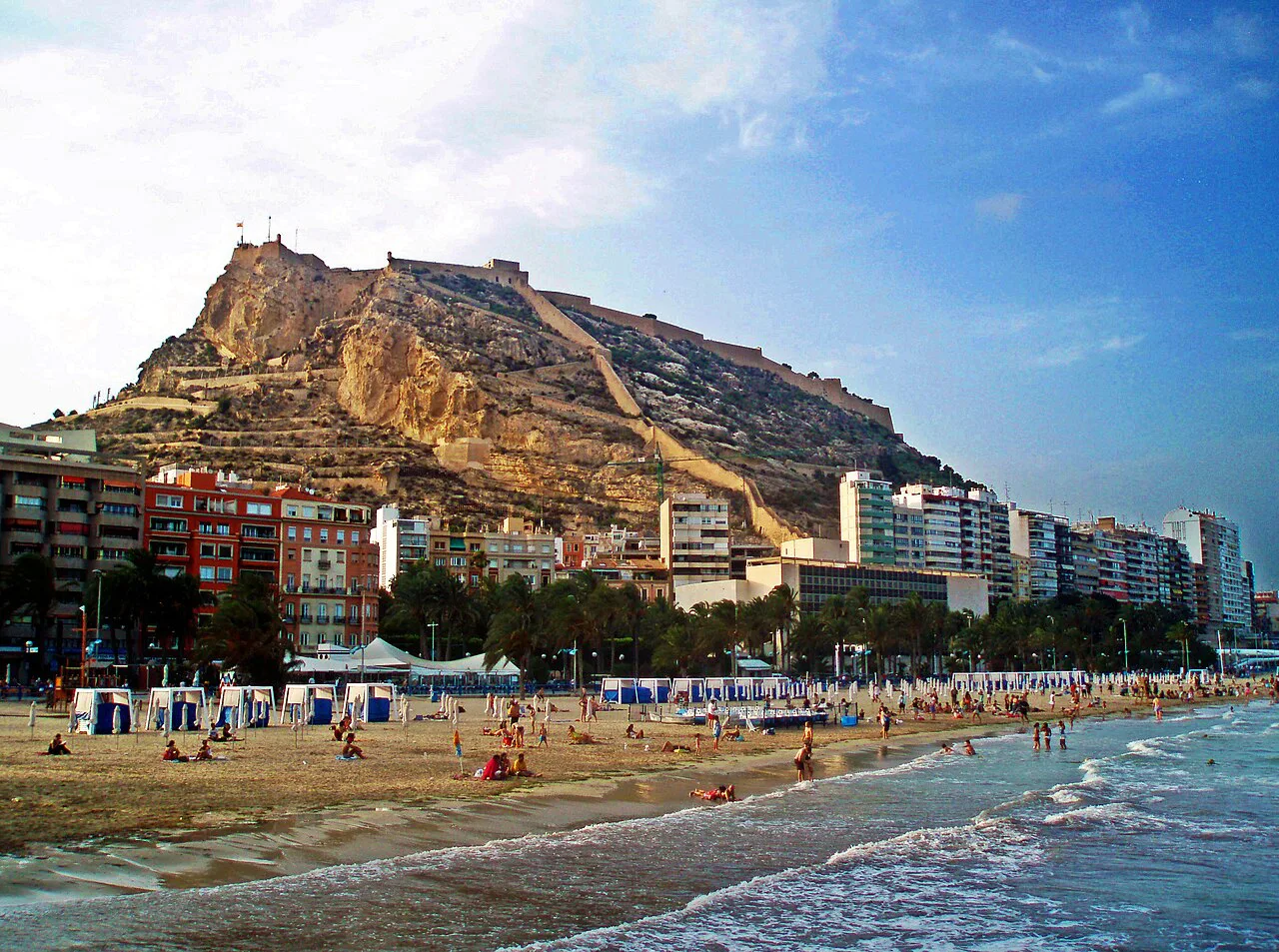 Castillo de Santa Bárbara y Playa del Postiguet (Alicante)