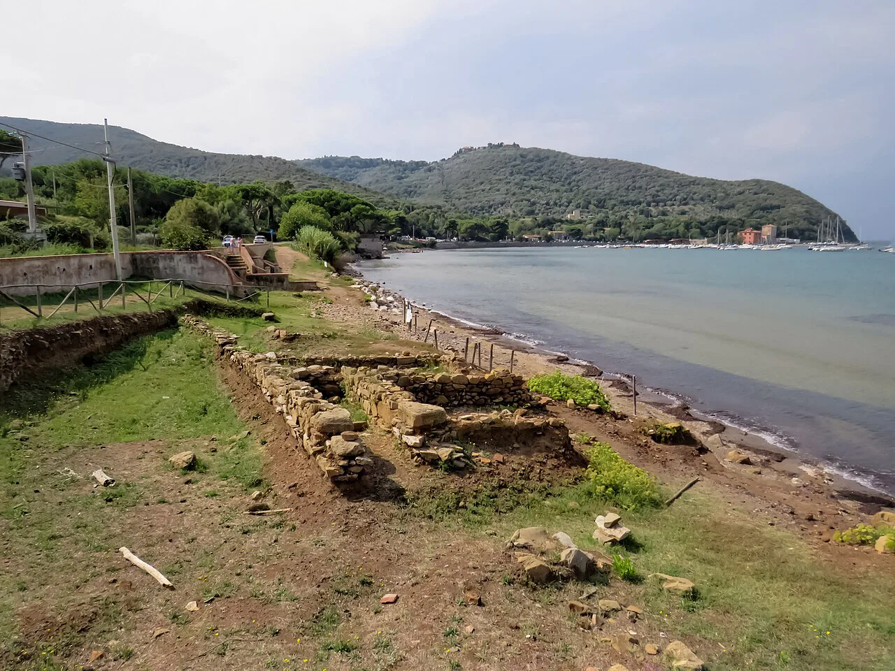 Golfo di Baratti Area archeologica. Resti di fondamenta sulla spiaggia, Livorno