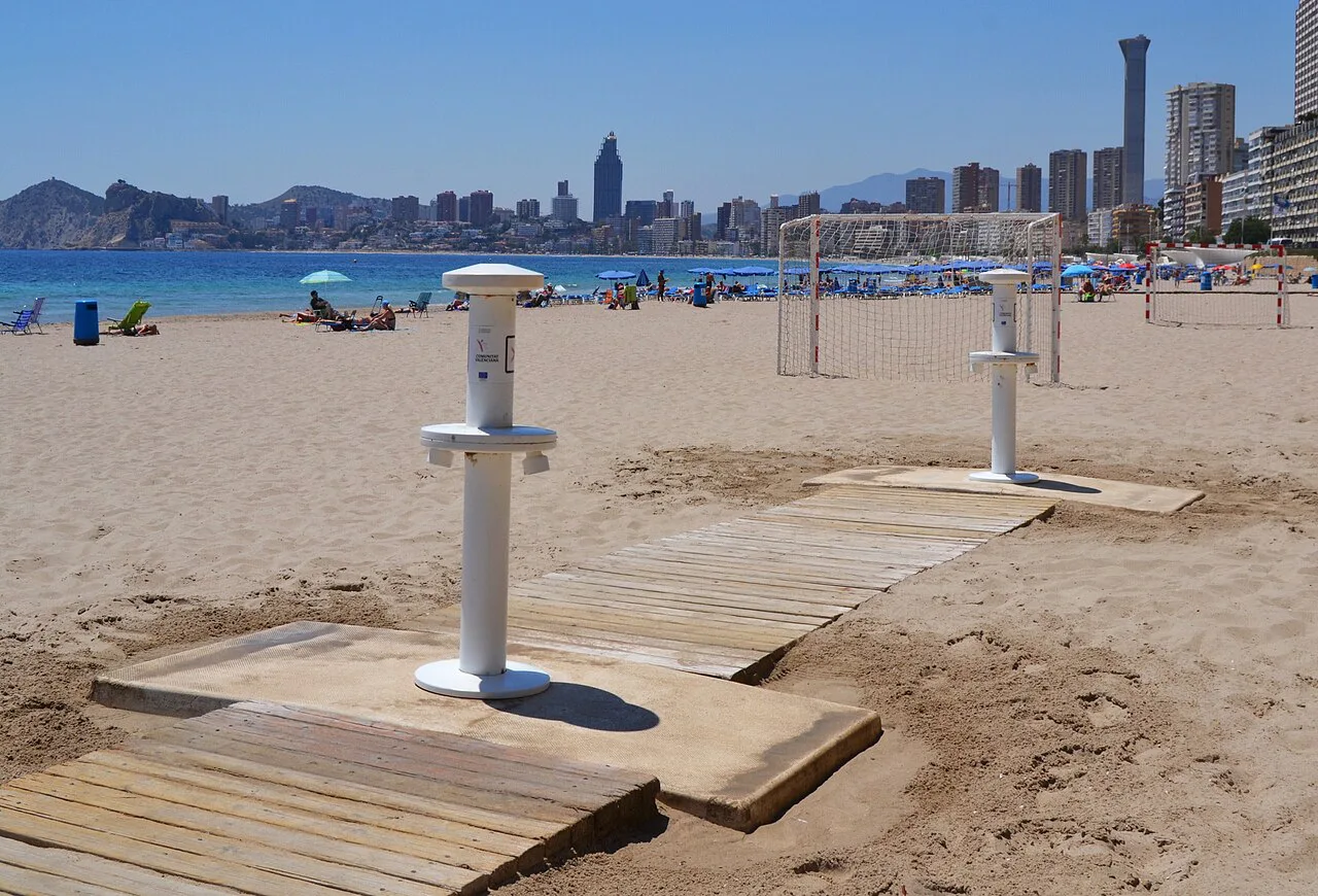 Llavapeus a la platja de Ponent, Benidorm, Alicante