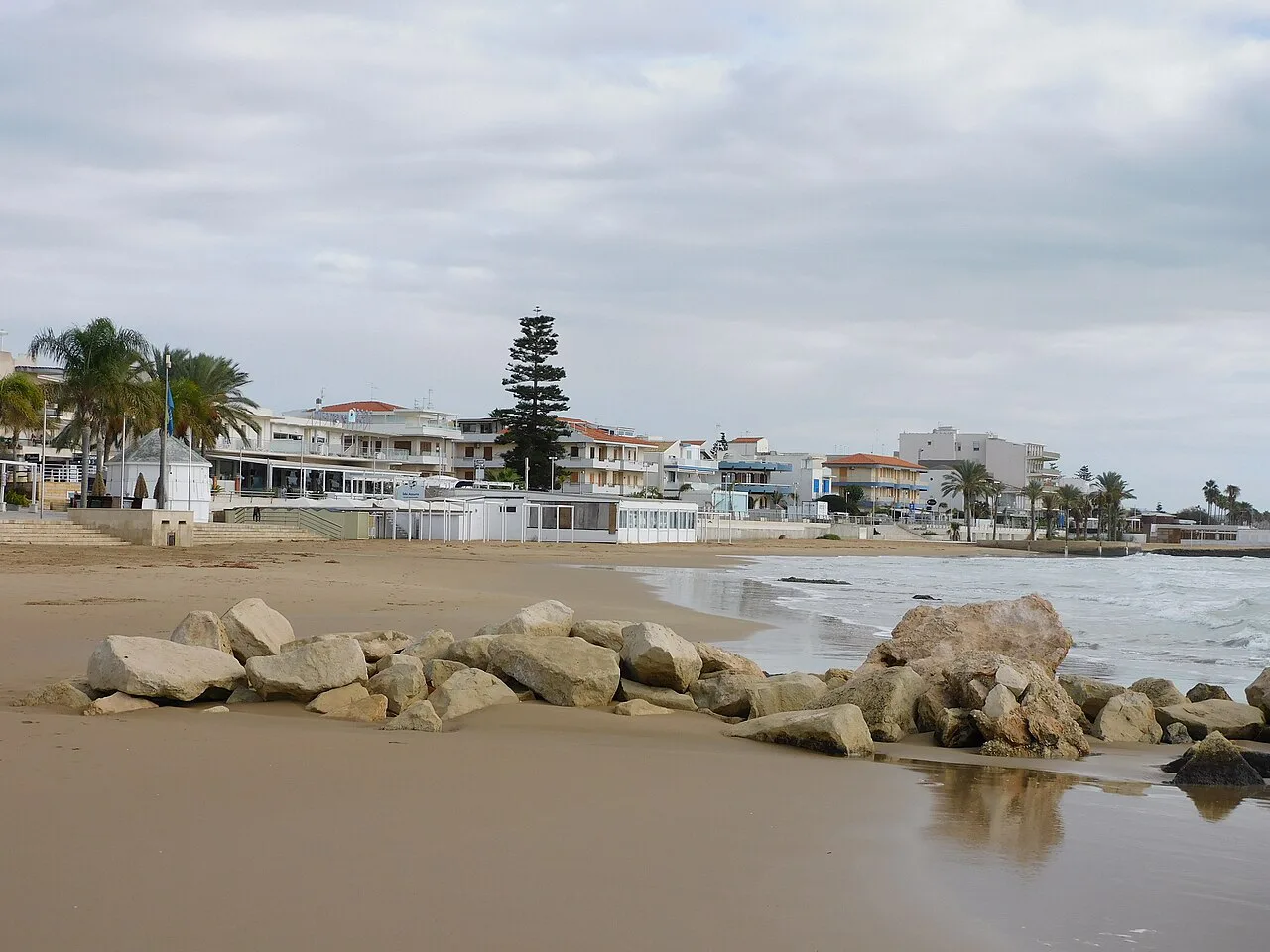 Marina di Ragusa plaża przy Piazza Dogana