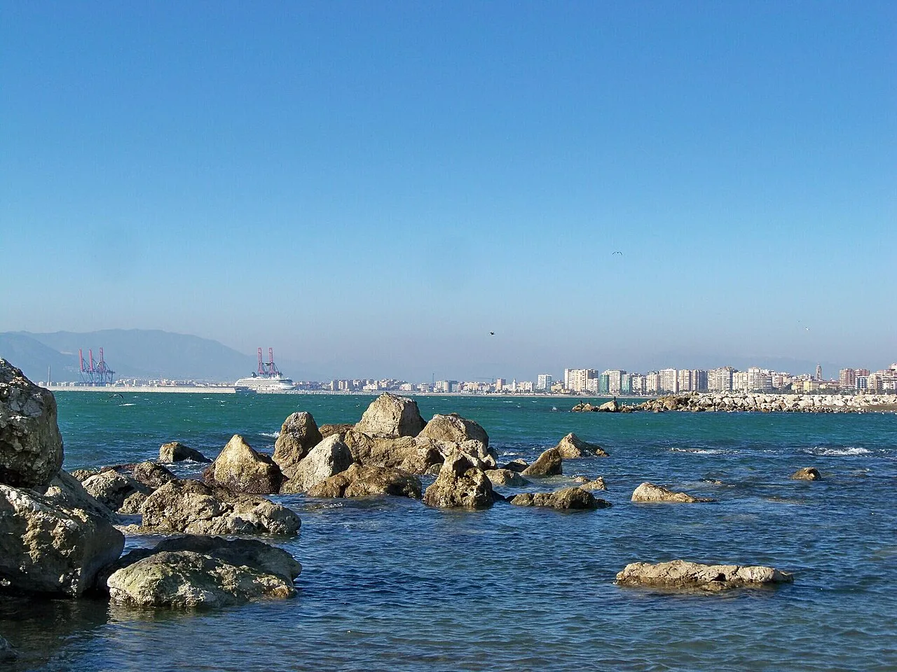 Málaga desde la playa de Pedregalejo