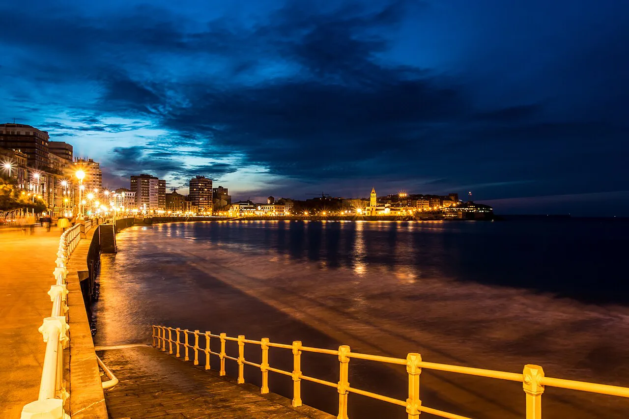 Paseo del muro. Playa de San Lorenzo, Alcúdia