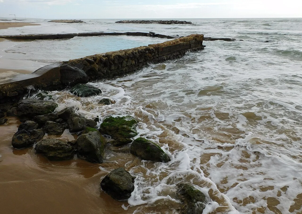 Struktury przy plaży marina di ragusa
