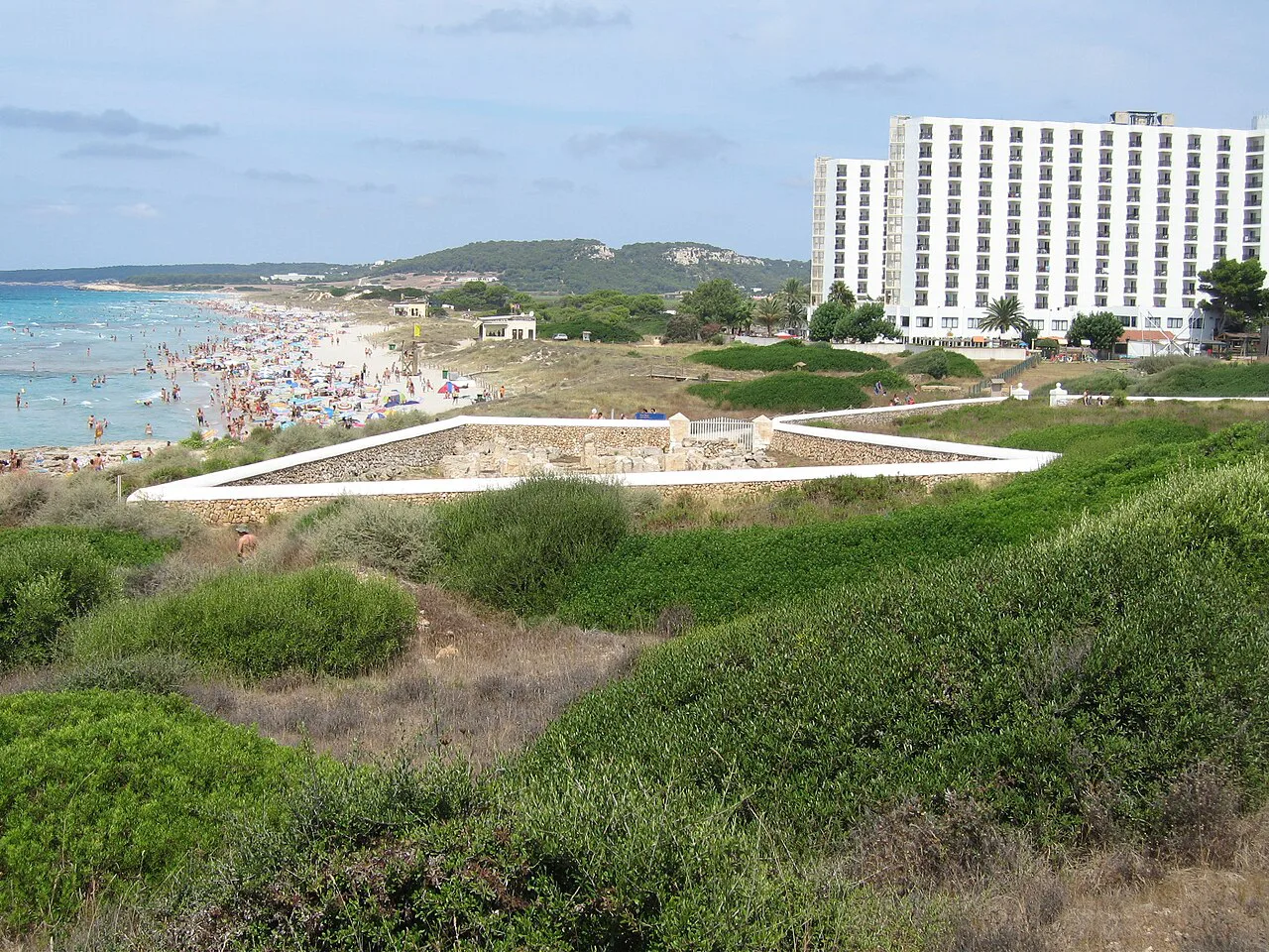 Basílica Son Bou & funcky hotel - panoramio, Menorca